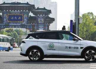 China’s Robotaxis Outpacing Tesla in Autonomous Vehicle Race chinas-robotaxis-outpacing-tesla-in-autonomous-vehicle-race