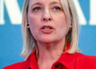 Julie Sweet, CEO of Accenture, Encourages New Hires to Share Recent Learnings julie-sweet-ceo-of-accenture-encourages-new-hires-to-share-recent-learnings