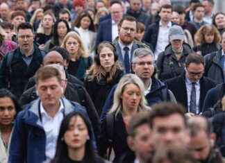 Should Employers Mandate a Return to the Office? A Debate on the Pros and Cons should-employers-mandate-a-return-to-the-office-a-debate-on-the-pros-and-cons