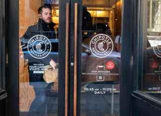 Chipotle Beats Earnings Estimates, Stock Falls on Sales Forecast chipotle-beats-earnings-estimates-stock-falls-on-sales-forecast
