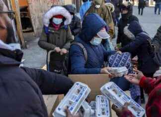 New Yorkers Wait Hours for Free Eggs, Cartons Gone in Minutes new-yorkers-wait-hours-for-free-eggs-cartons-gone-in-minutes