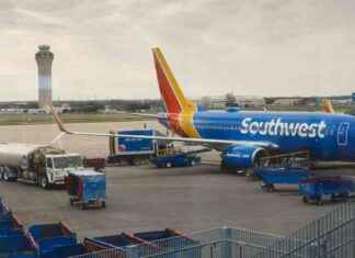 Southwest Airlines cuts costs by closing 2 crew bases. southwest-airlines-cuts-costs-by-closing-2-crew-bases